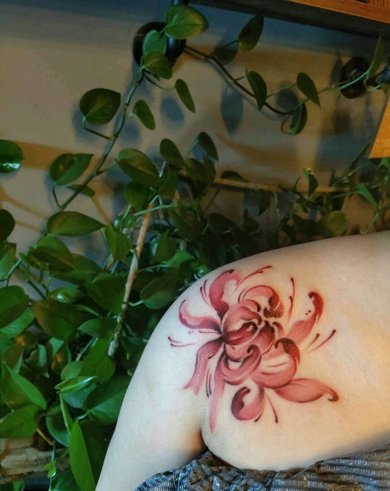 彼岸花纹身图片_肩部水彩纹身图案