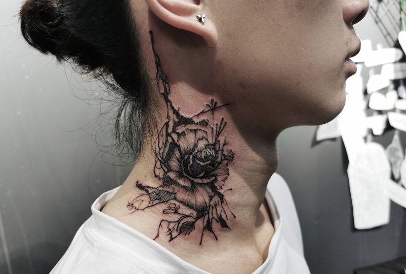 花纹身图片_颈部点刺黑色系纹身图案