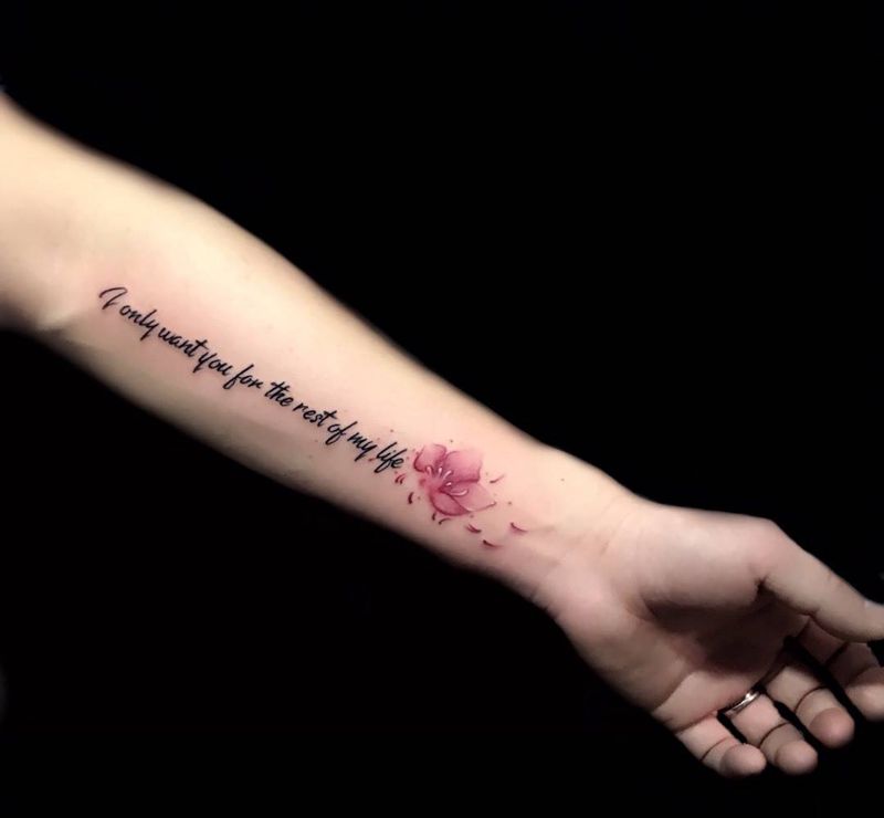 字母花纹身图片_手臂字母花纹身图案