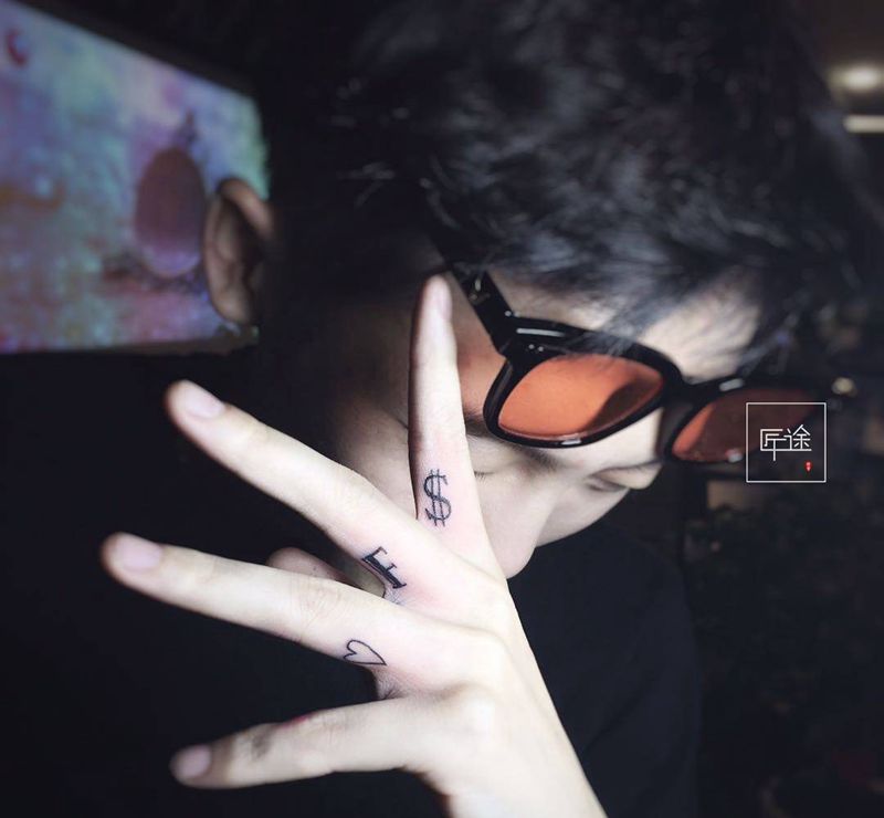 指间小字母纹身图片_成品手部清新字符纹身图案