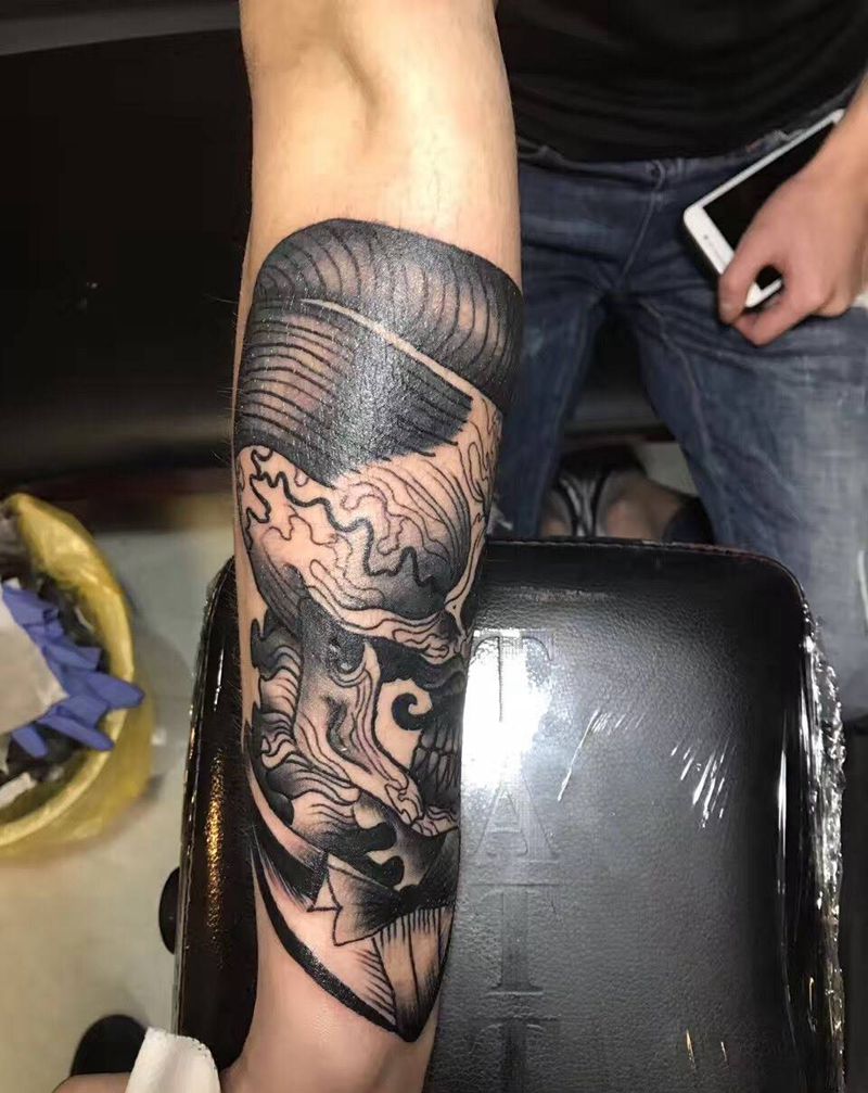 SCHOOL暗黑骷髅男纹身图片