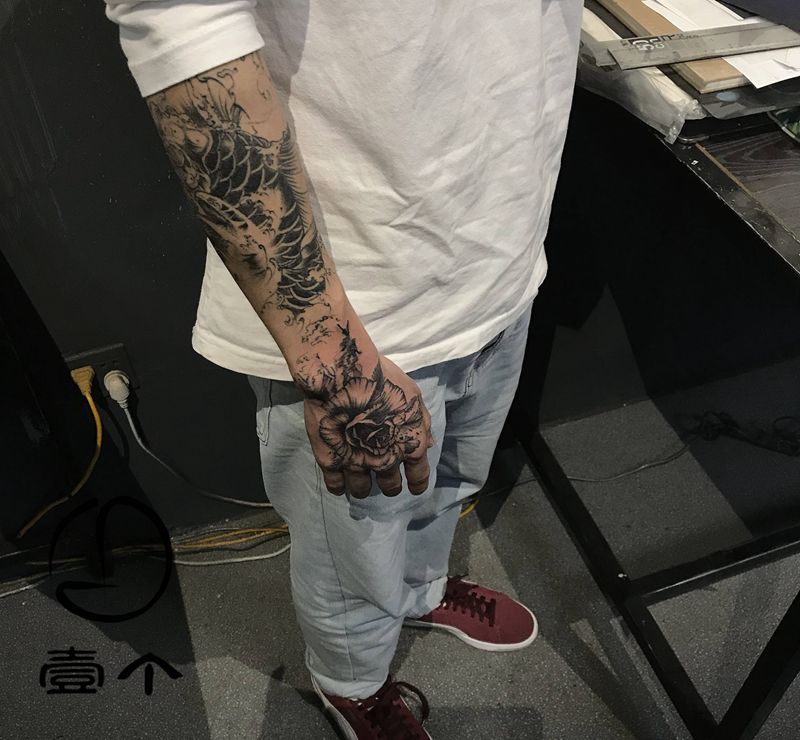 素花纹身图片_手部点刺纹身图案