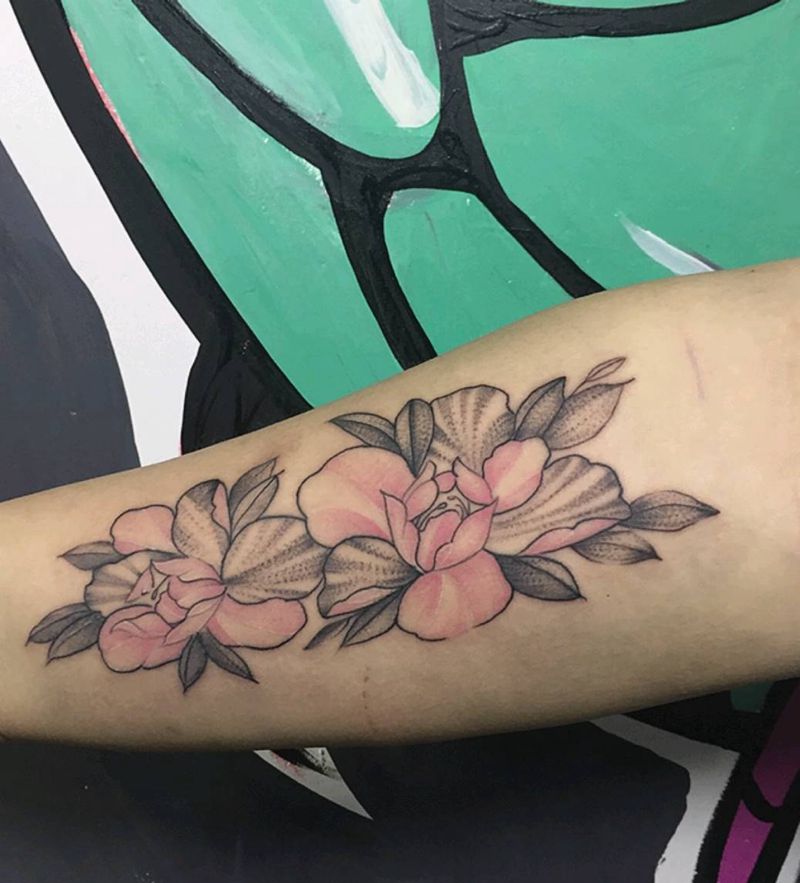 花纹身图片_手臂点刺水彩纹身图案