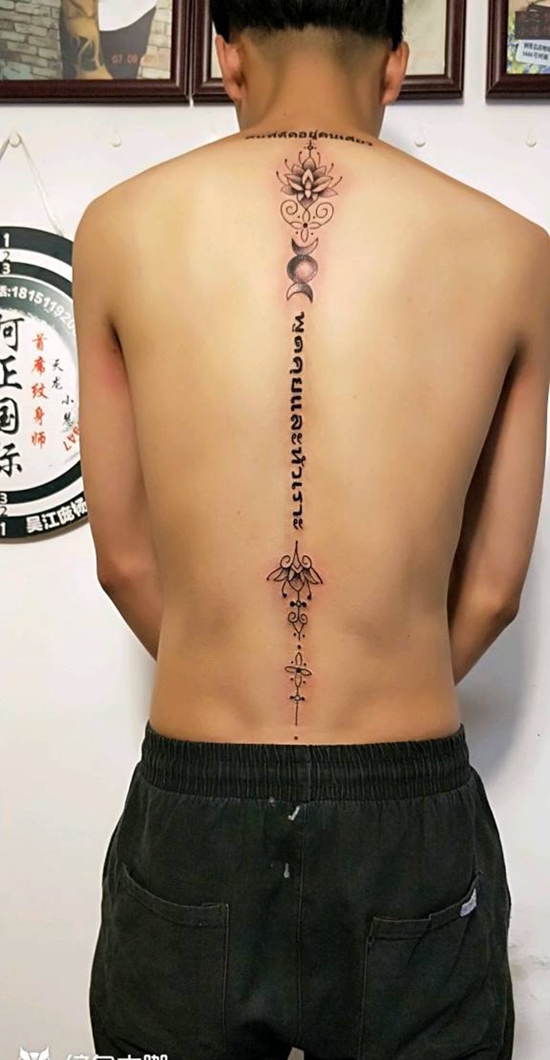 脊椎骨个性纹身纹身图片_背部点刺纹身图案