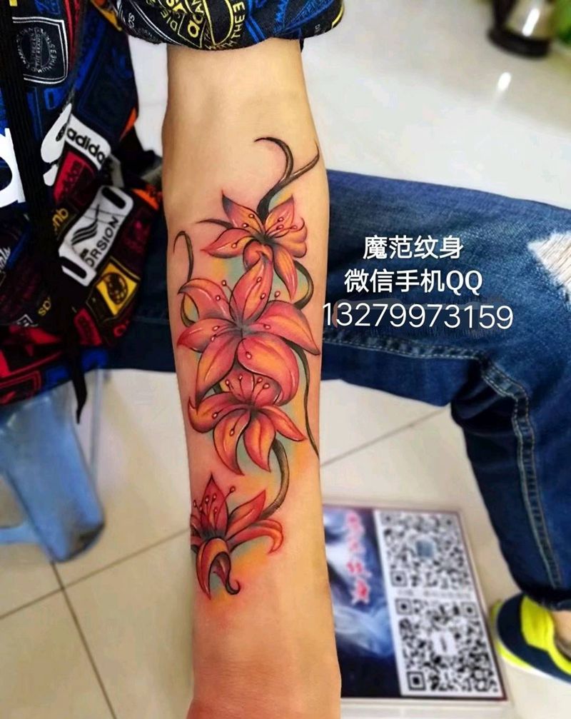 彩色花藤纹身图片_手臂新传统花藤纹身图案