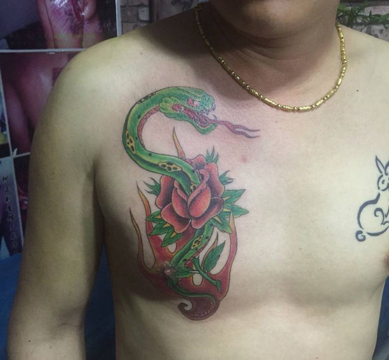 胸口蛇花纹身图片