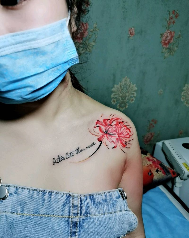 彼岸花纹身图片_胸部水彩纹身图案