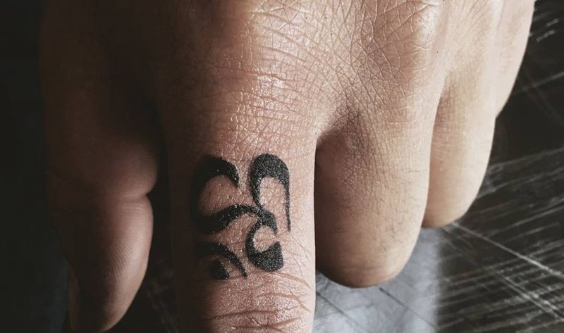 手指纹身图片_成品手部传统习俗宗教字符纹身图案