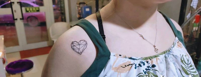 心纹身图片_肩部几何小清新纹身图案