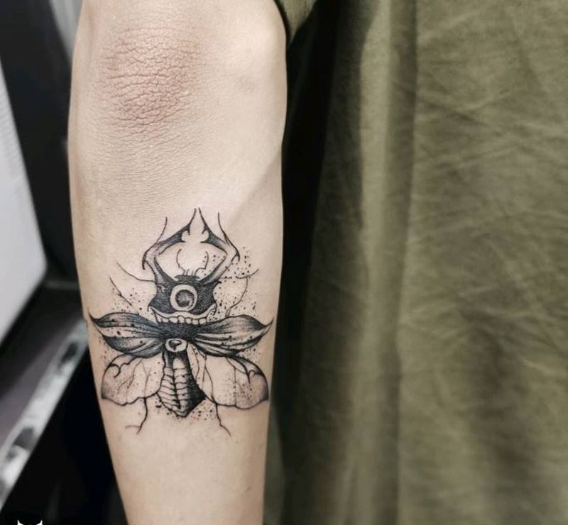 昆虫纹身图片_手臂点刺黑灰纹身图案