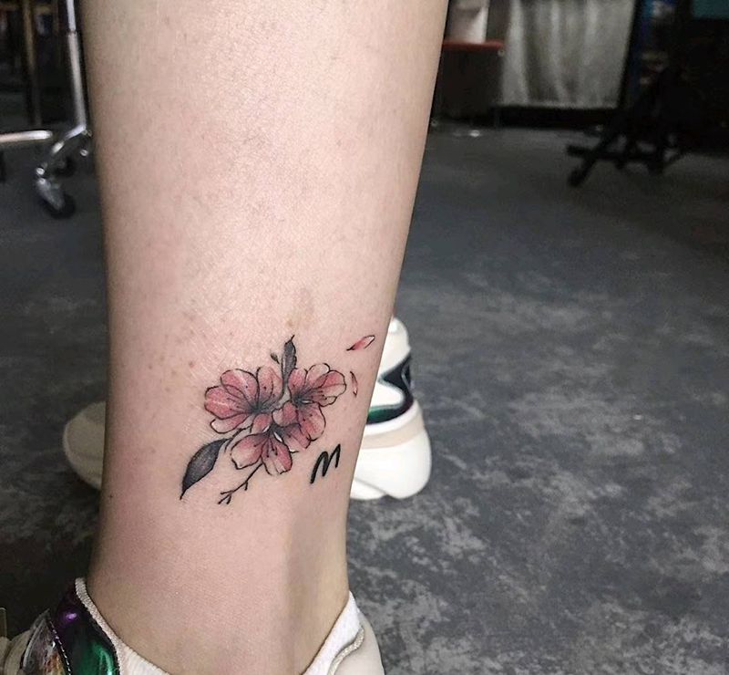 花纹身图片_腿部纹身图案