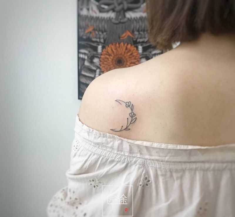 后肩小花花纹身图片_成品肩部背部清新几何植物纹身图案