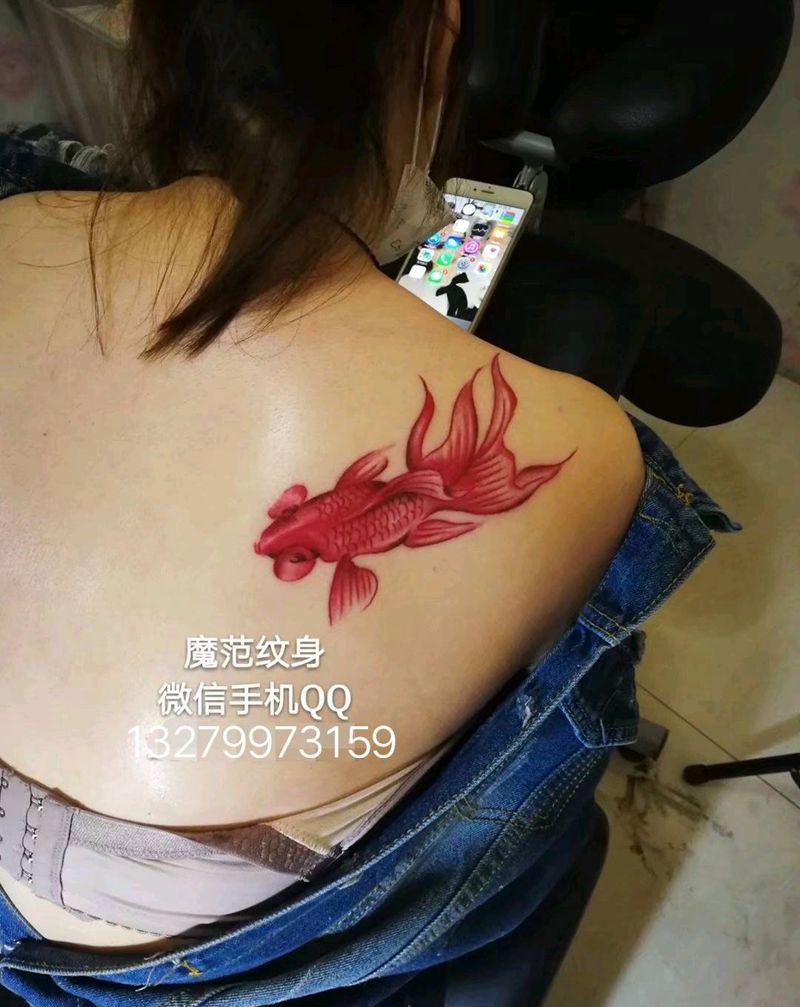 金鱼纹身图片_肩部背部新传统水彩鱼纹身图案