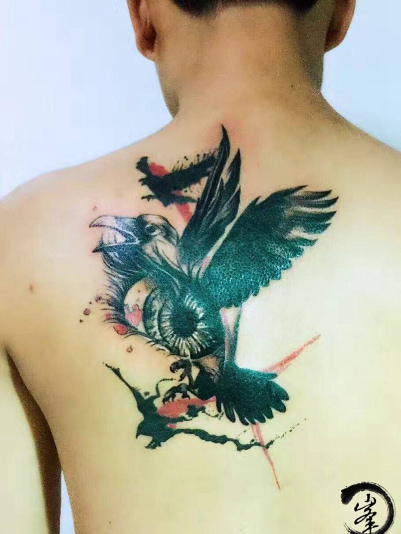 乌鸦纹身图片_欧美写实动物人物背部成品肩部纹身图案