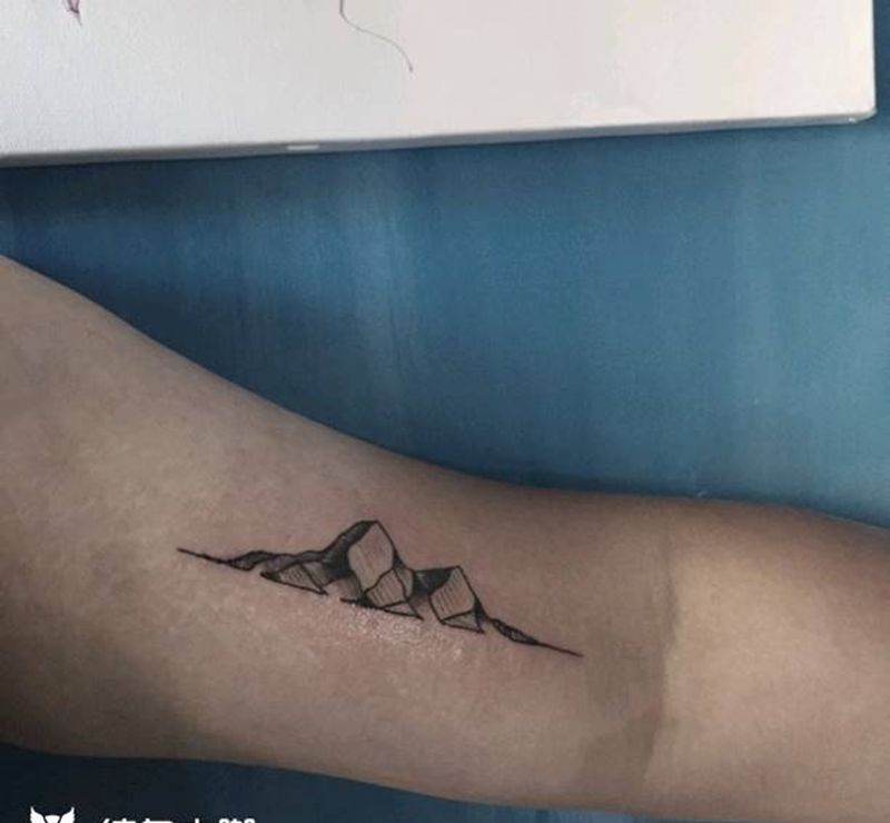 山纹身图片_手臂清新几何纹身图案