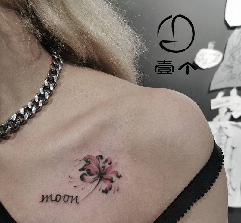 彼岸花纹身图片_胸部水彩纹身图案