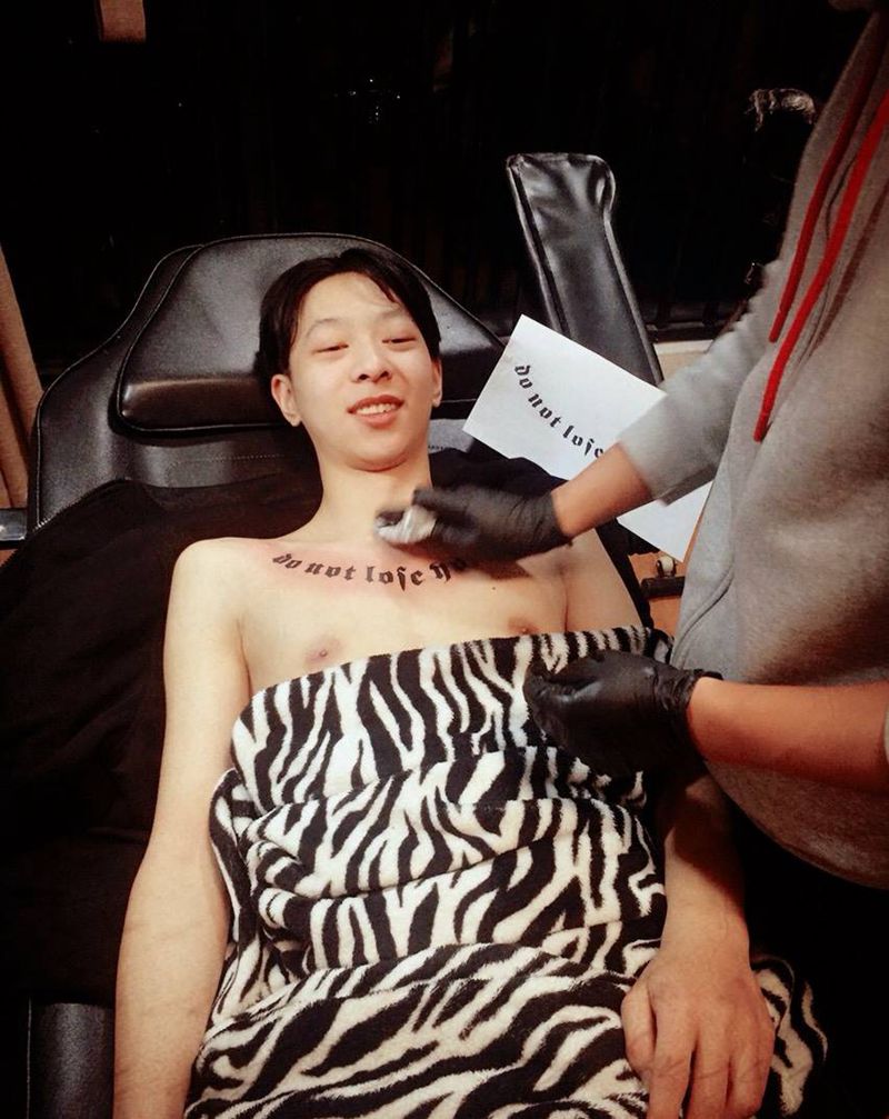 前胸字母纹身图片_成品纹身图案