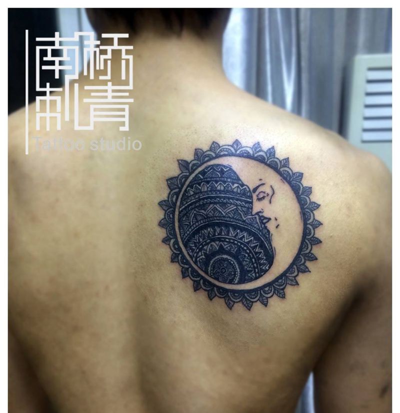 月亮弯弯纹身图片_成品背部纹身图案