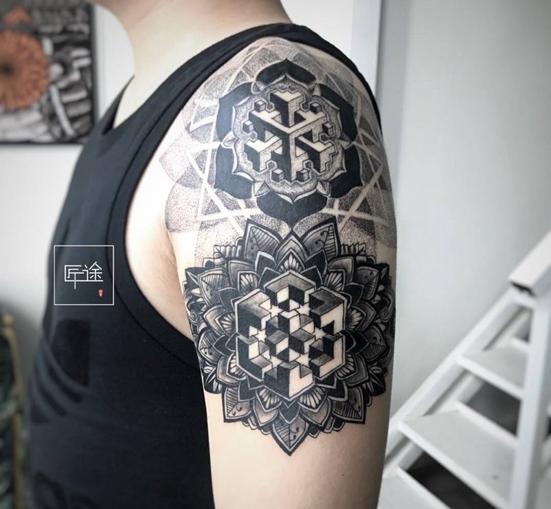 大臂外侧矛盾几何体纹身图片_成品手臂写实几何字符图腾原创纹身图案