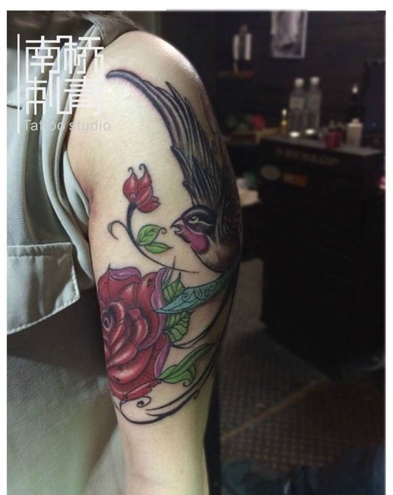 燕子与玫瑰的故事纹身图片_成品手臂欧美动物纹身图案