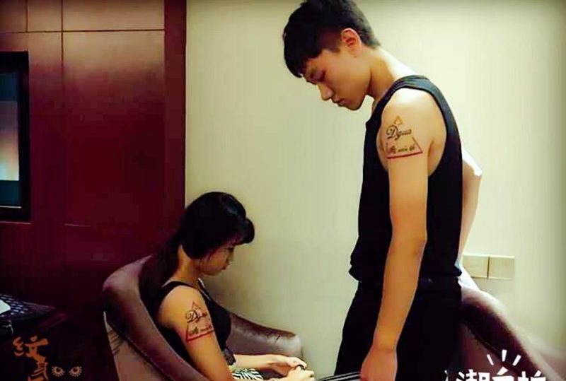 帮朋友设计的情侣字母。纹身图片_手臂清新情侣字符几何纹身图案