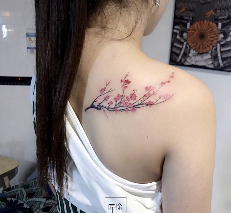 梅花纹身图片_肩部水墨梅花纹身图案