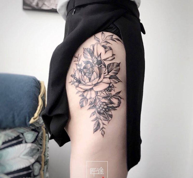 臀部花卉纹身图片_臀部点刺几何花卉纹身图案