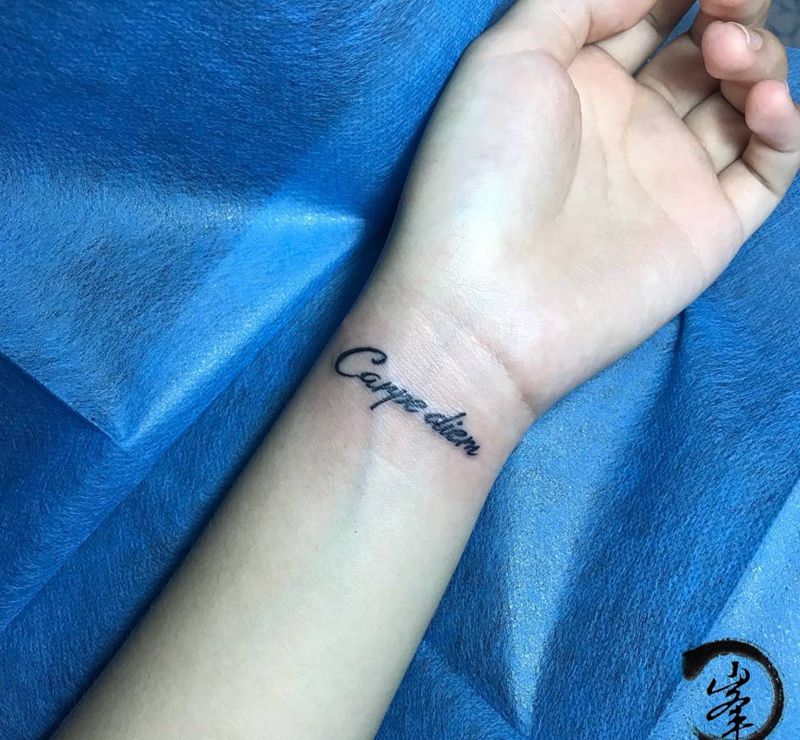 字母纹身图片_手臂花体字纹身图案