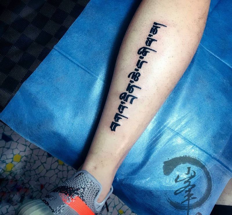 梵文纹身图片_腿部花体字纹身图案