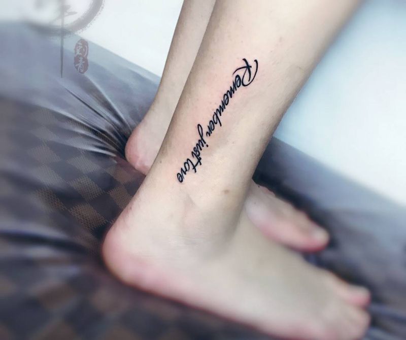 字母纹身图片_腿部花体字纹身图案