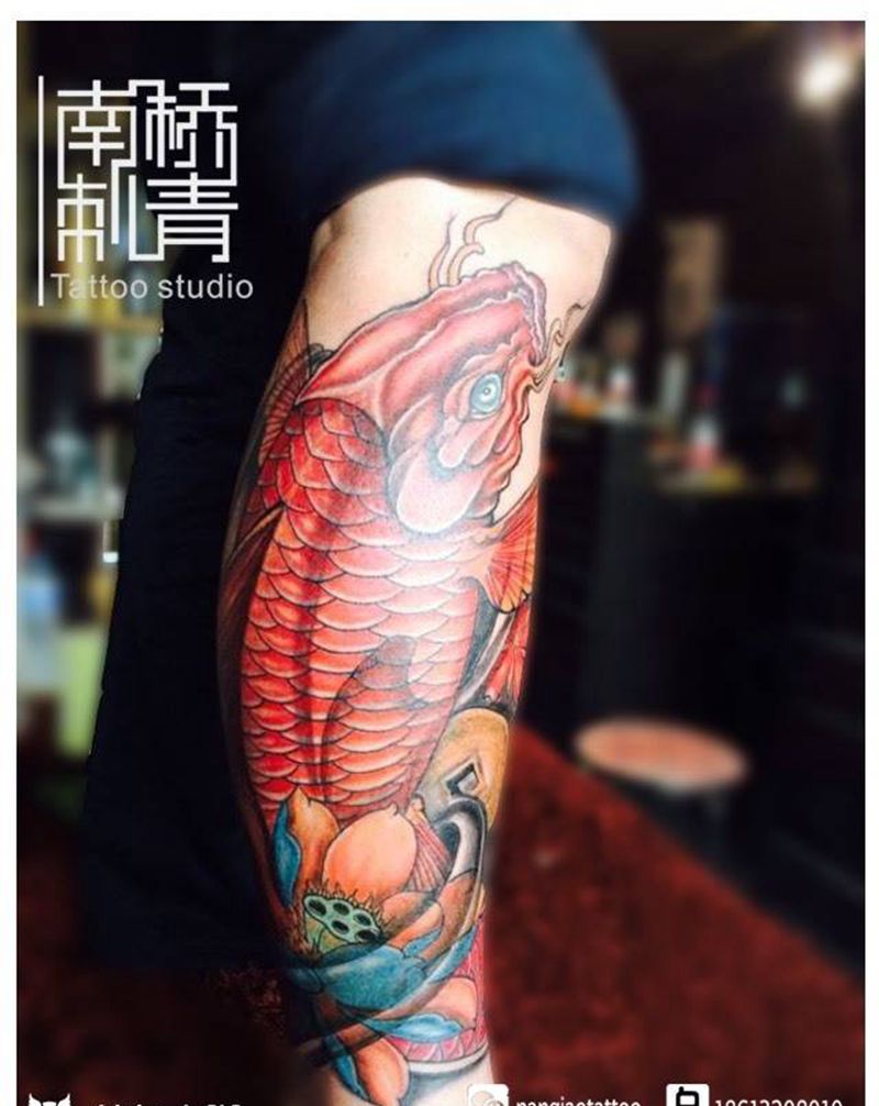 小腿锦鲤纹身图片_成品腿部传统动物纹身图案