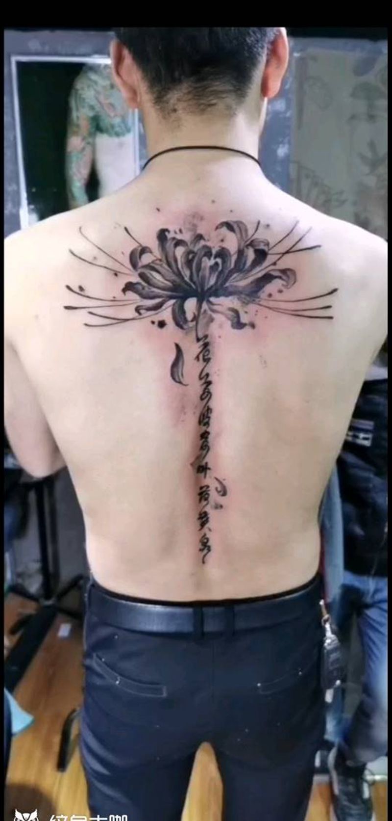 彼岸花纹身图片_背部纹身图案