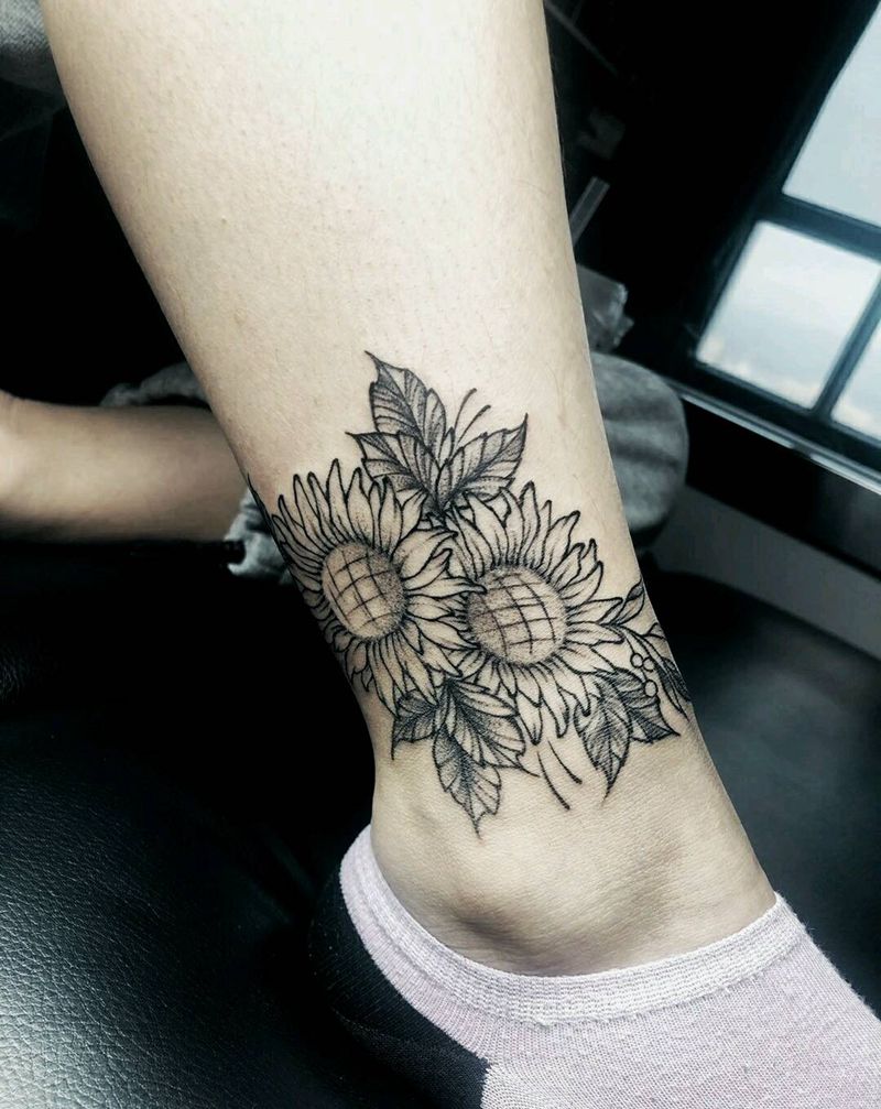 向日葵纹身图片_脚部腿部点刺纹身图案