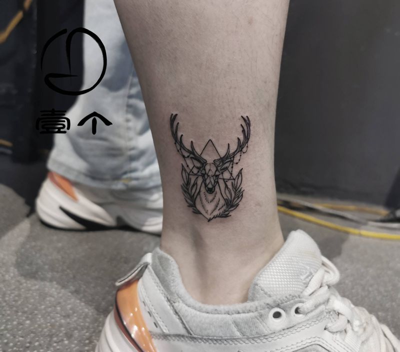 麋鹿纹身图片_几何点刺纹身图案