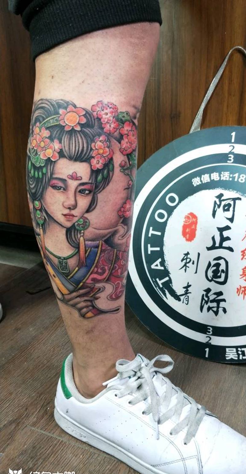 艺伎纹身图片_腿部新传统纹身图案