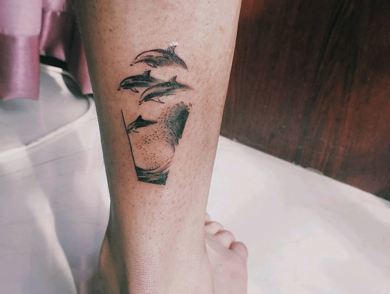 小海豚纹身图片_腿部清新动物纹身图案