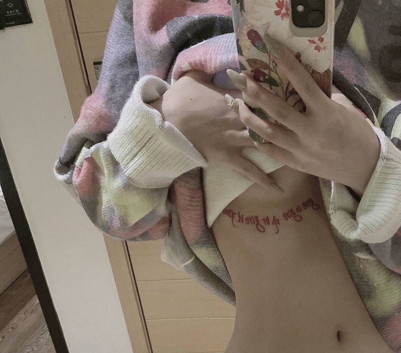 字母纹身图片_胸部字母纹身图案