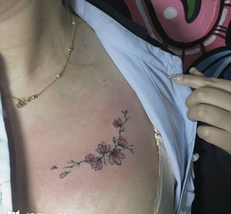 花纹身图片_胸部纹身图案