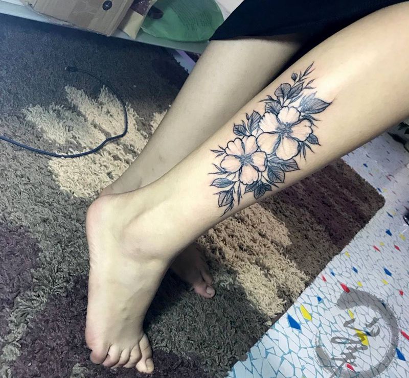 清新花纹身图片_成品植物传统腿部纹身图案