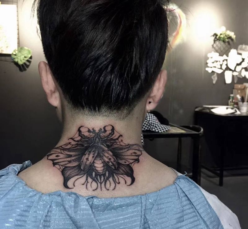 昆虫纹身图片_颈部黑灰纹身图案