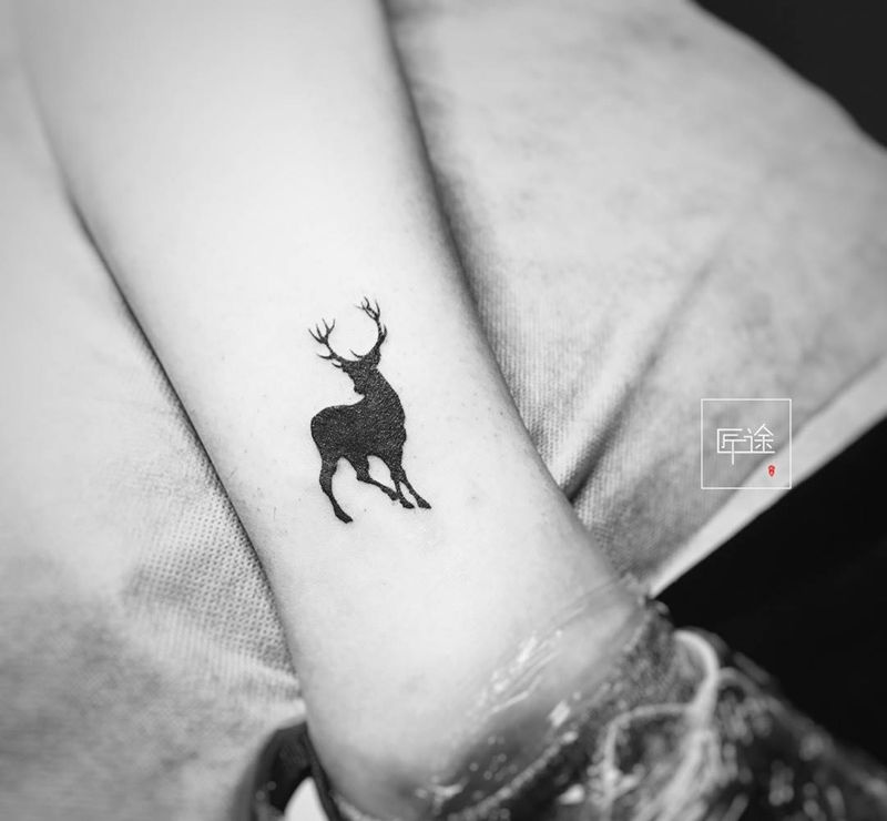 鹿纹身图片_成品腿部清新动物纹身图案