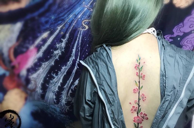脊椎花纹身图片_背部水彩纹身图案
