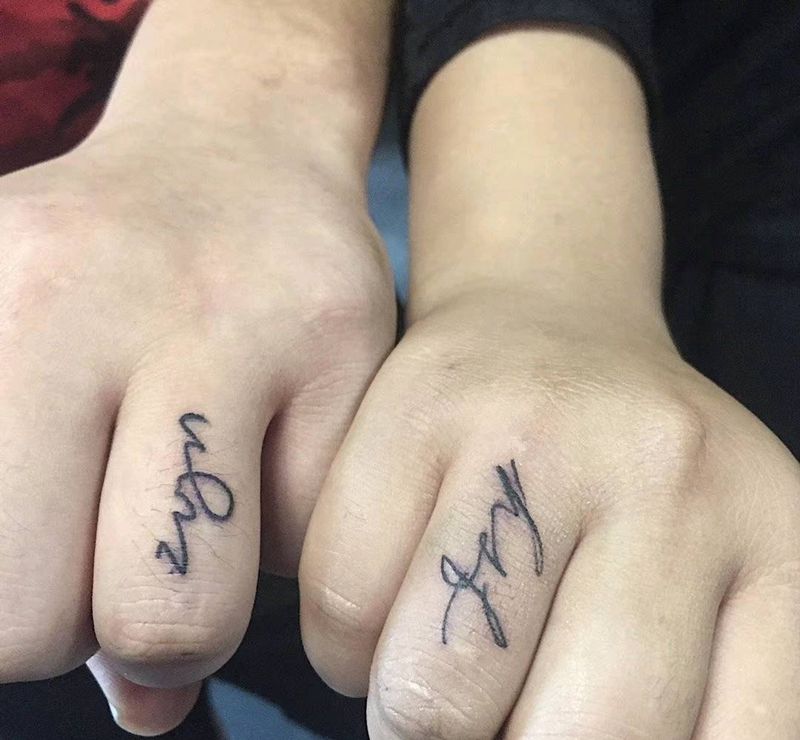 情侣字母纹身图片_手部纹身图案