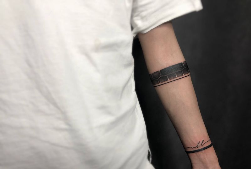 简约臂环纹身图片_手臂纹身图案