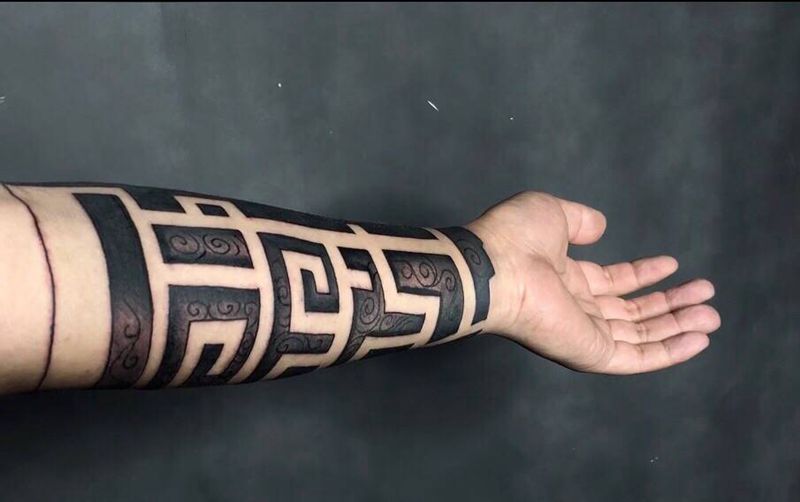 一起来走迷宫纹身图片_手臂纹身图案