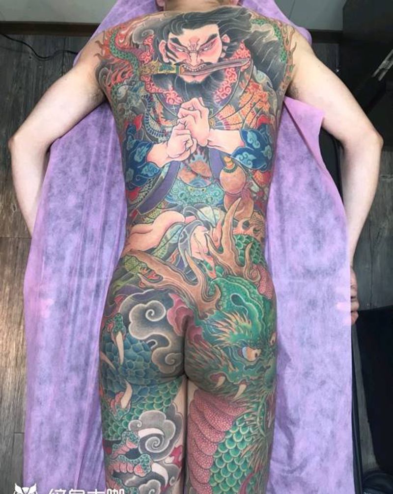 入雲龍纹身图片