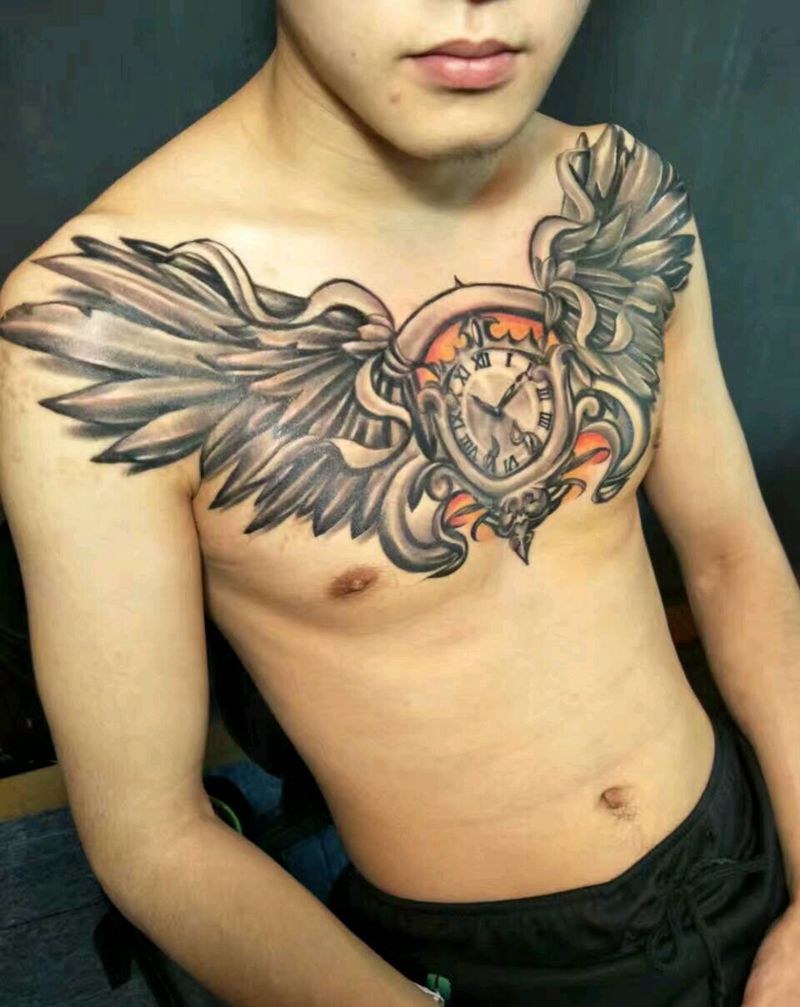 花胸翅膀纹身图片