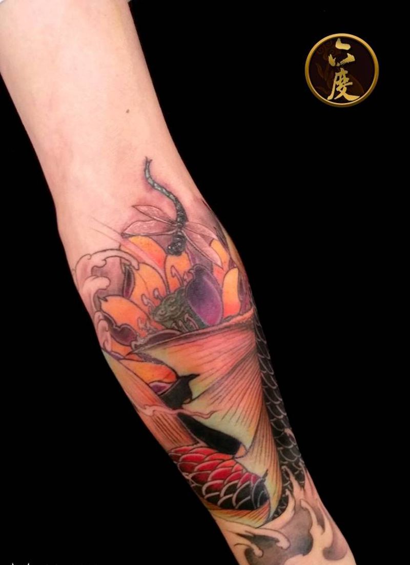 鲤鱼莲花蜻蜓包小臂纹身图片_手臂传统动物成品纹身图案