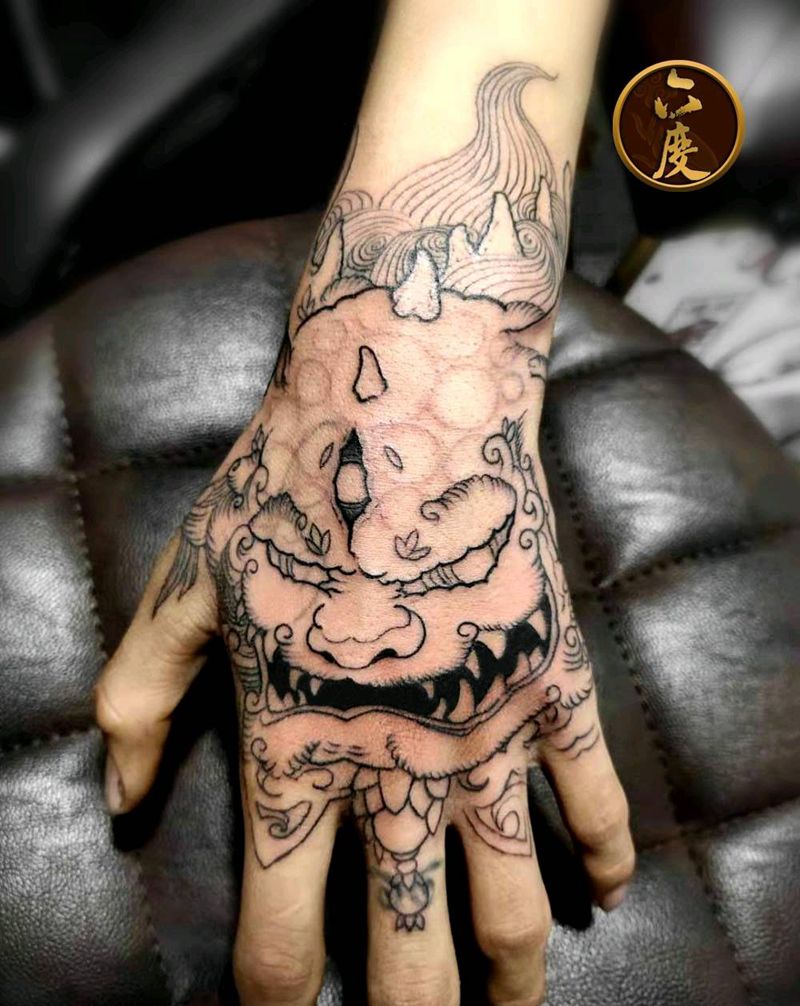 唐狮纹身图片_手部新传统纹身图案