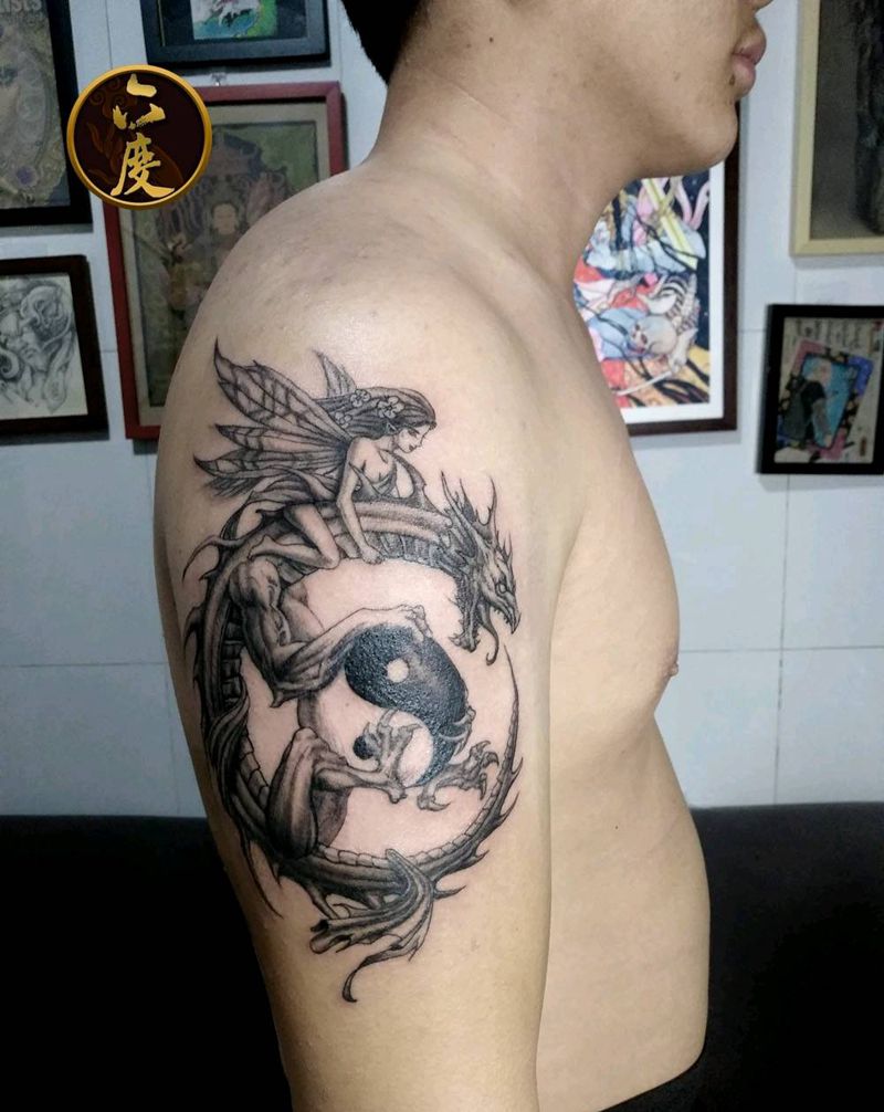 龙女太极球纹身图片